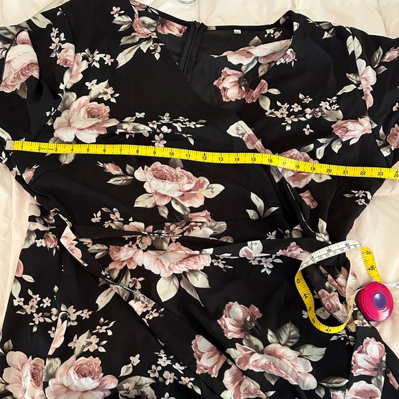 Black floral print wrap dress fits like 3XL - Picture 5 of 6